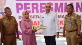 Keterangan Foto: Bupati Tangerang Ahmed Zaki Iskandar meresmikan bedah rumah marbot masjid dari program Jaringan Nurani Rakyat (Janur) di Kampung Cituis, Desa Surya Bahari, Kecamatan Pakuhaji, Kabupaten Tangerang, Selasa (5/9/2023).