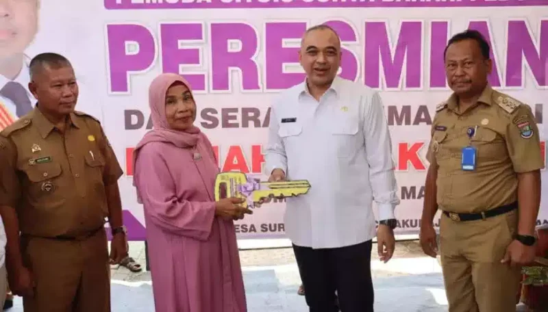 Keterangan Foto: Bupati Tangerang Ahmed Zaki Iskandar meresmikan bedah rumah marbot masjid dari program Jaringan Nurani Rakyat (Janur) di Kampung Cituis, Desa Surya Bahari, Kecamatan Pakuhaji, Kabupaten Tangerang, Selasa (5/9/2023).