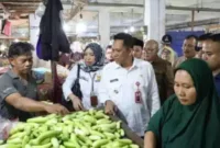 Keterangan Foto: Penjabat (Pj) Bupati Tangerang Dr Andi Oni P saat memantau harga dan stok kebutuhan pokok khususnya beras dan gula pasir di Pasar Sentiong Balaraja dan Pasar Gudang Tigaraksa, Jumat (29/9/23).