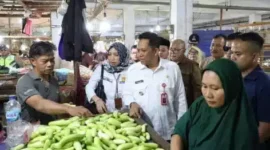 Keterangan Foto: Penjabat (Pj) Bupati Tangerang Dr Andi Oni P saat memantau harga dan stok kebutuhan pokok khususnya beras dan gula pasir di Pasar Sentiong Balaraja dan Pasar Gudang Tigaraksa, Jumat (29/9/23).