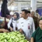 Keterangan Foto: Penjabat (Pj) Bupati Tangerang Dr Andi Oni P saat memantau harga dan stok kebutuhan pokok khususnya beras dan gula pasir di Pasar Sentiong Balaraja dan Pasar Gudang Tigaraksa, Jumat (29/9/23).