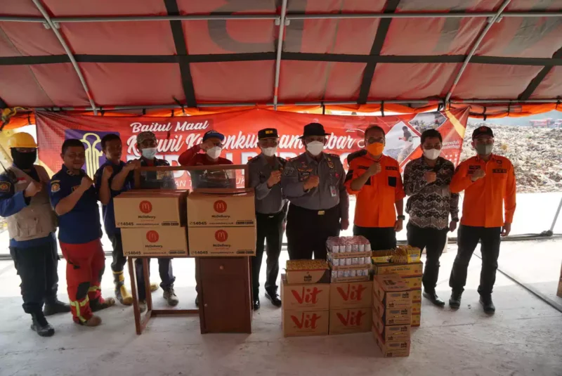Keterangan foto : Jajaran Kanwil Kemenkumham Jabar beserta Petugas Damkar di TPA Sarimukti, (Jum'at, 1/9/2023) 