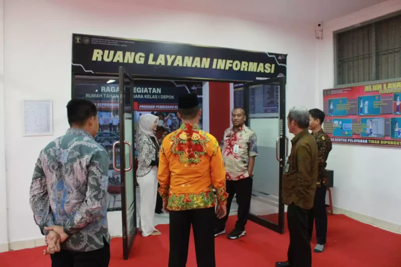 Keterangan foto : Kepala Rutan Kelas I Depok, Andi Gunawan bersama dengan Ketua Zona Integritas (ZI), Tunggadewi Ratu Wardhani dan Tim Pokja Wilayah Bebas dari Korupsi (WBK) pagi ini kembali menerima kedatangan Tim Inspektorat Wilayah II, Minggu (2/9/2023)