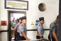 Keterangan Foto : Pegawai Lapas Cirebon Gelar Pemeriksaan Rutin saat memasuki area Lapas, (Selasa, 5/9/2023)