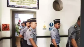 Keterangan Foto : Pegawai Lapas Cirebon Gelar Pemeriksaan Rutin saat memasuki area Lapas, (Selasa, 5/9/2023) 