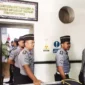 Keterangan Foto : Pegawai Lapas Cirebon Gelar Pemeriksaan Rutin saat memasuki area Lapas, (Selasa, 5/9/2023) 