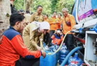 Keterangan foto; Bupati Lebak Iti Octavia Jayabaya mendistribusikan secara langsung bantuan air bersih sebanyak dua puluh lima ribu liter bagi warga masyarakat terdampak musim kemarau di Kampung Cipalawad Desa Cibuah Kecamatan Warunggunung, Selasa (5/9/2023).