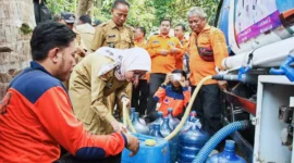 Keterangan foto; Bupati Lebak Iti Octavia Jayabaya mendistribusikan secara langsung bantuan air bersih sebanyak dua puluh lima ribu liter bagi warga masyarakat terdampak musim kemarau di Kampung Cipalawad Desa Cibuah Kecamatan Warunggunung, Selasa (5/9/2023).