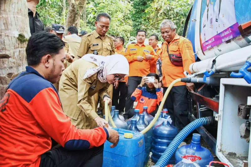 Keterangan foto; Bupati Lebak Iti Octavia Jayabaya mendistribusikan secara langsung bantuan air bersih sebanyak dua puluh lima ribu liter bagi warga masyarakat terdampak musim kemarau di Kampung Cipalawad Desa Cibuah Kecamatan Warunggunung, Selasa (5/9/2023).