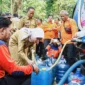 Keterangan foto; Bupati Lebak Iti Octavia Jayabaya mendistribusikan secara langsung bantuan air bersih sebanyak dua puluh lima ribu liter bagi warga masyarakat terdampak musim kemarau di Kampung Cipalawad Desa Cibuah Kecamatan Warunggunung, Selasa (5/9/2023).