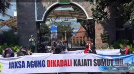 Keterangan foto : Massa dari Gerakan Muda Samosir mendesak Kejaksaan Agung diminta untuk segera menindaklanjuti laporan dugaan korupsi dana penanggulangan Covid19 di Kabupaten Samosir, Sumatra Utara, Selasa (5/9/2023)
