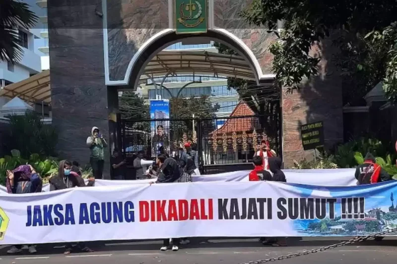Keterangan foto : Massa dari Gerakan Muda Samosir mendesak Kejaksaan Agung diminta untuk segera menindaklanjuti laporan dugaan korupsi dana penanggulangan Covid19 di Kabupaten Samosir, Sumatra Utara, Selasa (5/9/2023)