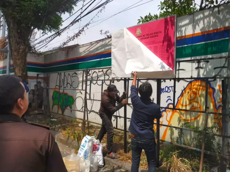 Keterangan foto : Kejaksaan Negeri (Kejari) Kota Malang dan Tim Penyidik Jaksa Agung Muda Bidang Tindak Pidana Khusus (Jampidsus) menyita 10 bidang tanah seluas 4.975 meter persegi di Kelurahan Jatimulyo, Kecamatan Lowokwaru, Kota Malang, Kamis (7/9/23)