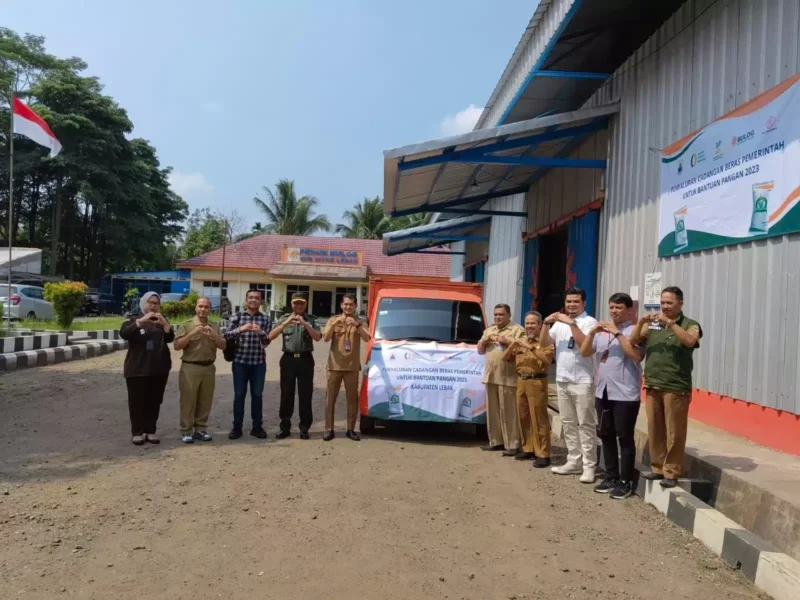 Keterangan foto : BULOG Kantor Cabang Lebak- Pandeglang telah menggelontorkan penjualan beras SPHP sebanyak 3.200 ton melalui 50 kios yang berada di pasar-pasar tradisional dan 300 kios lainnya tersebar di luar pasar, Senin (10/9/2023)