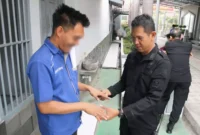 Keterangan foto : Petugas periksa kebersihan kuku warga binaan di lapas Cirebon, (Kamis, 14/9/2023)