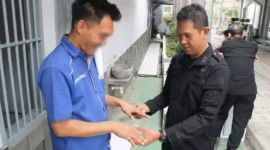 Keterangan foto : Petugas periksa kebersihan kuku warga binaan di lapas Cirebon, (Kamis, 14/9/2023) 