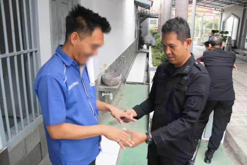 Keterangan foto : Petugas periksa kebersihan kuku warga binaan di lapas Cirebon, (Kamis, 14/9/2023) 