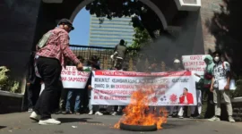 Keterangan foto : Forum Komunikasi Mahasiswa Sumatera Utara Jakarta mendesak Jaksa Agung agar mencopot Kepala Kejaksaan Tinggi Sumatera Utara, Idianto, Rabu (12/9/2023)