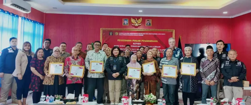 Keterangan foto : Balai Pemasyarakatan kelas II Bogor berikan penghargaan kepada 7 mitra kerja, (Kamis, 14/9/2023) 