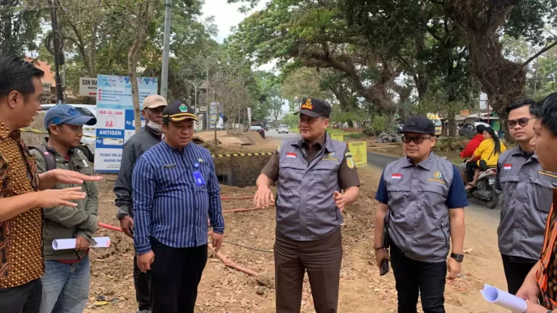 Keterangan foto : Kepala Kejaksaan Negeri Kota Malang, Edy Winarko bersama dengan Tim Pengamanan Pembangunan Strategis (PPS) Kejaksaan Negeri Kota Malang, melakukan peninjauan lapangan terhadap empat Proyek Strategis Daerah di Kota Malang, Jumat (15/9/2023)