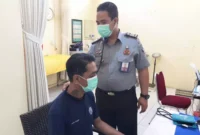 Keterangan foto : Petugas klinik Lapas Cirebon pantau kesehatan warga binaan, (Selasa, 19/9/2023)