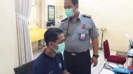 Keterangan foto : Petugas klinik Lapas Cirebon pantau kesehatan warga binaan, (Selasa, 19/9/2023) 