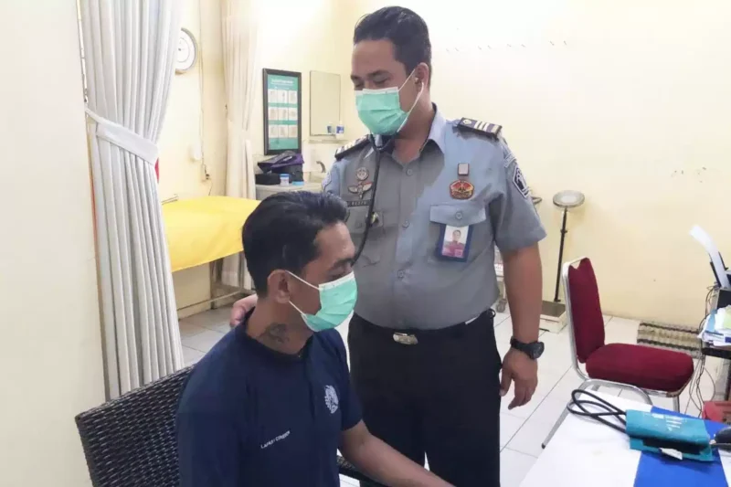 Keterangan foto : Petugas klinik Lapas Cirebon pantau kesehatan warga binaan, (Selasa, 19/9/2023) 