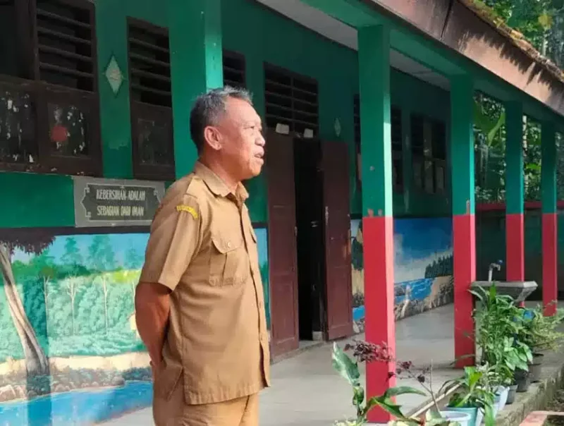 Keterangan foto; Oknum Asn SDN 1 CEMPAKA Lebak yang Lakukan Penganiayaan terhadap Guru Perempuan, Kamis (21/09/2023).