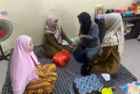 Keterangan foto : pengurus KPAI Lebak, Sri Purwaningsih saat mengunjungi korban kekerasan guru perempuan di Lebak, Jumat (22/9/2023).