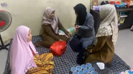 Keterangan foto : pengurus KPAI Lebak, Sri Purwaningsih saat mengunjungi korban kekerasan guru perempuan di Lebak, Jumat (22/9/2023).