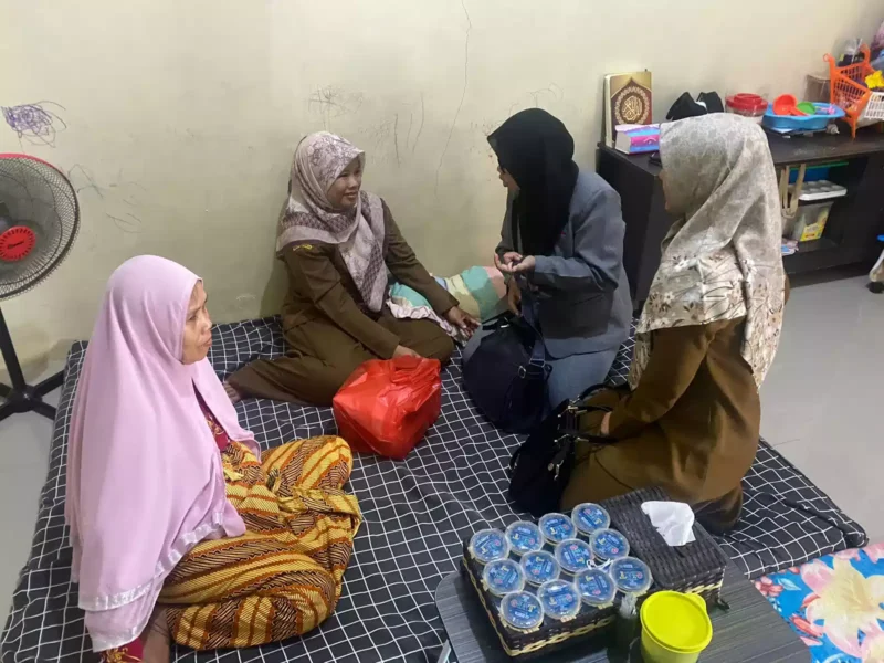 Keterangan foto : pengurus KPAI Lebak, Sri Purwaningsih saat mengunjungi korban kekerasan guru perempuan di Lebak, Jumat (22/9/2023).