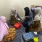 Keterangan foto : pengurus KPAI Lebak, Sri Purwaningsih saat mengunjungi korban kekerasan guru perempuan di Lebak, Jumat (22/9/2023).