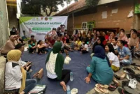 Keterangan foto : Camellia Panduwinata atau yang lebih dikenal dengan Teh Camel, menggelar acara bazar sembako murah bersama Himpunan Kerukunan Tani Indonesia (HKTI) pada Sabtu, 23 September 2023