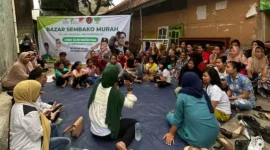 Keterangan foto : Camellia Panduwinata atau yang lebih dikenal dengan Teh Camel, menggelar acara bazar sembako murah bersama Himpunan Kerukunan Tani Indonesia (HKTI) pada Sabtu, 23 September 2023