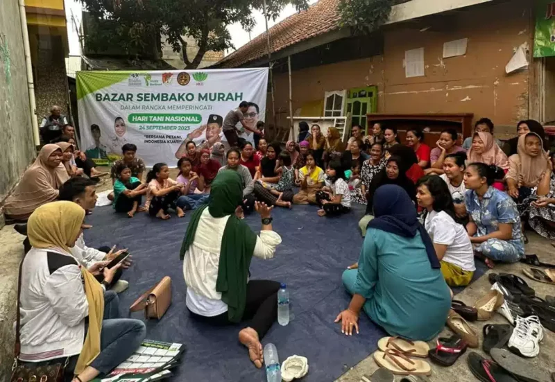 Keterangan foto : Camellia Panduwinata atau yang lebih dikenal dengan Teh Camel, menggelar acara bazar sembako murah bersama Himpunan Kerukunan Tani Indonesia (HKTI) pada Sabtu, 23 September 2023