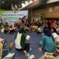 Keterangan foto : Camellia Panduwinata atau yang lebih dikenal dengan Teh Camel, menggelar acara bazar sembako murah bersama Himpunan Kerukunan Tani Indonesia (HKTI) pada Sabtu, 23 September 2023