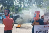 Keterangan foto : Sekelompok orang yang mengatasnamakan Komunitas Cinta Bangsa kembali menggelar aksi demontrasi di depan gedung Grha Pertamina, Jalan Medan Merdeka Timur Jakarta Pusat (25/9/2023)