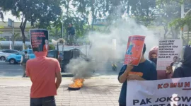 Keterangan foto : Sekelompok orang yang mengatasnamakan Komunitas Cinta Bangsa kembali menggelar aksi demontrasi di depan gedung Grha Pertamina, Jalan Medan Merdeka Timur Jakarta Pusat (25/9/2023)