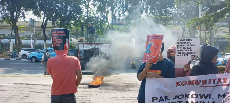 Keterangan foto : Sekelompok orang yang mengatasnamakan Komunitas Cinta Bangsa kembali menggelar aksi demontrasi di depan gedung Grha Pertamina, Jalan Medan Merdeka Timur Jakarta Pusat (25/9/2023)