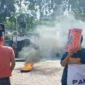 Keterangan foto : Sekelompok orang yang mengatasnamakan Komunitas Cinta Bangsa kembali menggelar aksi demontrasi di depan gedung Grha Pertamina, Jalan Medan Merdeka Timur Jakarta Pusat (25/9/2023)