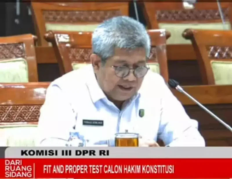 Keterangan foto : Keterangan foto ; Calon Hakim Konstitusi Firdaus Dewilmar menjawab pertanyaan anggota Komisi III DPR saat uji kelayakan dan kepatutan di kompleks Parlemen, Jakarta, Senin (25/9/2023)
