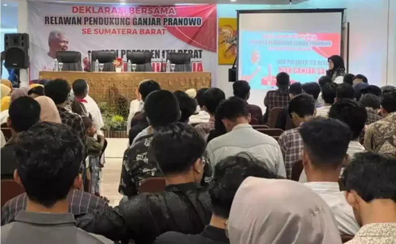 Keterangan foto : Lebih kurang 200 orang relawan-relawan Ganjar Pranowo mendeklarasikan dukungannya, di Hotel Kawana, Kota Padang, Rabu (29/9/2023)