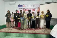 Keterangan foto : Camellia Panduwinata atau yang lebih dikenal dengan Teh Camel kembali membagikan ratusan kacamata gratis, Jumat (29/9/2023)