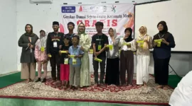 Keterangan foto : Camellia Panduwinata atau yang lebih dikenal dengan Teh Camel kembali membagikan ratusan kacamata gratis, Jumat (29/9/2023)