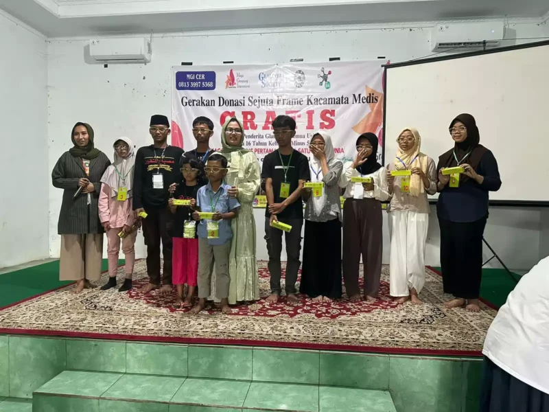 Keterangan foto : Camellia Panduwinata atau yang lebih dikenal dengan Teh Camel kembali membagikan ratusan kacamata gratis, Jumat (29/9/2023)