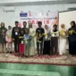 Keterangan foto : Camellia Panduwinata atau yang lebih dikenal dengan Teh Camel kembali membagikan ratusan kacamata gratis, Jumat (29/9/2023)