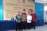 Keterangan poto : Poto bersama antara Rektor
