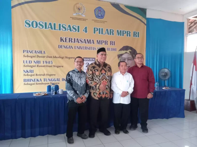 Keterangan poto : Poto bersama antara Rektor