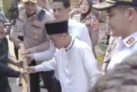 Keterangan poto : Wakapolres Kab Serang, saat memberikan bantuan air bersih kepada masyarakat Desa Sukasari, 13/9/2023