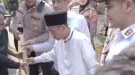 Keterangan poto : Wakapolres Kab Serang, saat memberikan bantuan air bersih kepada masyarakat Desa Sukasari, 13/9/2023